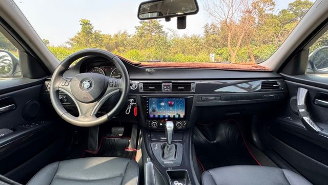 BMW 320i/一鍵啟動/倒車顯影/雙前電動座椅/雙區恆溫空調/後座出風口  第10張相片