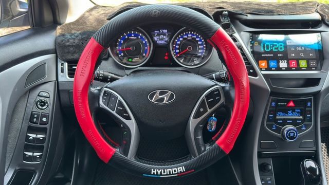 Hyundai Elantra/倒車顯影/定速/電動後視鏡/雙區恆溫空調/後座出風口  第9張相片