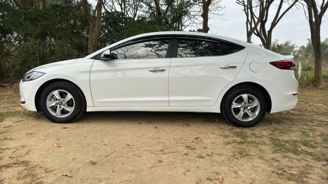 Hyundai Elantra/循跡防滑/電動後視鏡/後座出風口  第8張相片