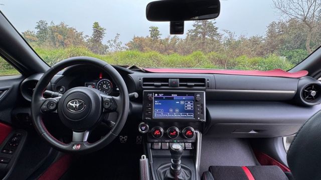 TOYOTA GR86/手排/I-KEY/倒車顯影/雙前電熱椅/定速/循跡防滑/粉塵過濾器/煞車力道分配系統  第10張相片