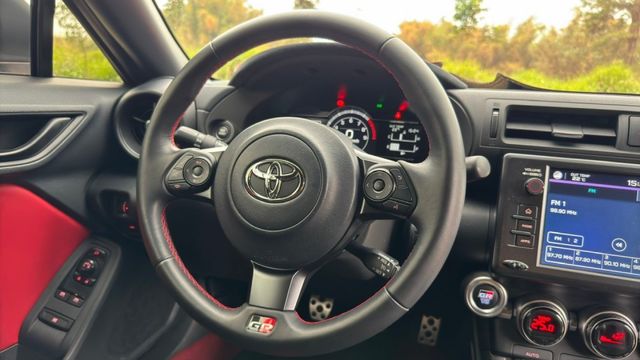 TOYOTA GR86/手排/I-KEY/倒車顯影/雙前電熱椅/定速/循跡防滑/粉塵過濾器/煞車力道分配系統  第12張相片