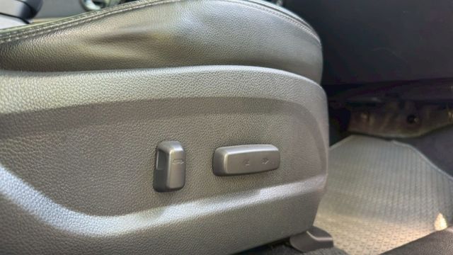 現代/山土匪/全景天窗/I-KEY/倒車顯影/雙前電熱椅/定速/雙前電熱椅/循跡防滑/電動後視鏡/雙前電動座椅  第17張相片