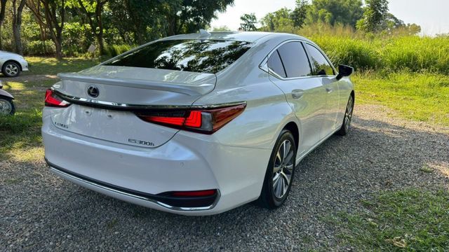 LEXUS ES300H/I-KEY/360度環景/跟車系統/盲點偵測/抬頭顯示器/雙前電動作椅/後座出風口  第5張相片
