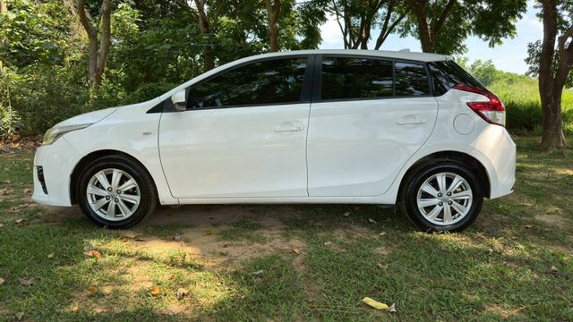 TOYOTA YARIS/倒車顯影/電動後視鏡/後座6/4分離  第8張相片