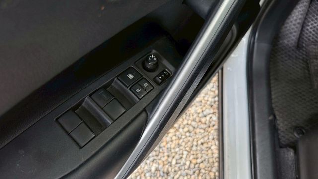 TOYOTA CC/I-KEY/跟車系統/循跡防滑/電動後視鏡/後座出風口  第14張相片
