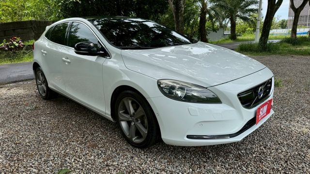 VOLVO V40/跟車系統/倒車顯影/全景天窗/電動記憶座椅/盲點偵測/電動後視鏡/摸門  第4張相片