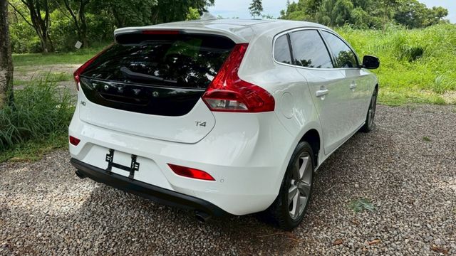 VOLVO V40/跟車系統/倒車顯影/全景天窗/電動記憶座椅/盲點偵測/電動後視鏡/摸門  第5張相片