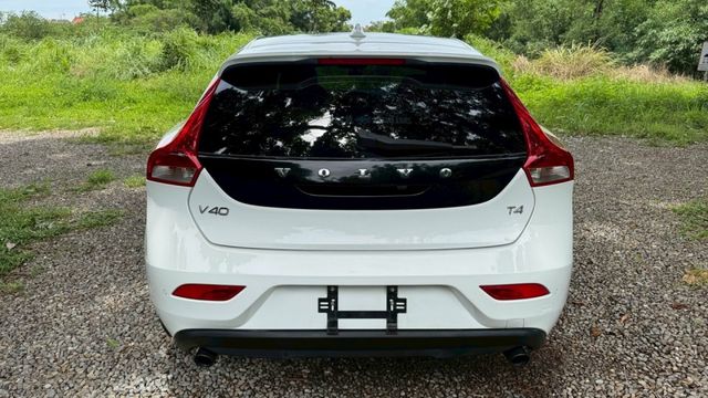 VOLVO V40/跟車系統/倒車顯影/全景天窗/電動記憶座椅/盲點偵測/電動後視鏡/摸門  第6張相片