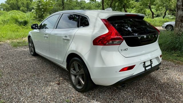 VOLVO V40/跟車系統/倒車顯影/全景天窗/電動記憶座椅/盲點偵測/電動後視鏡/摸門  第7張相片