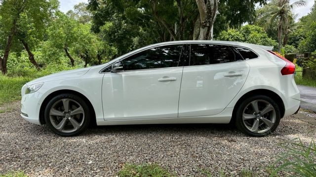VOLVO V40/跟車系統/倒車顯影/全景天窗/電動記憶座椅/盲點偵測/電動後視鏡/摸門  第8張相片