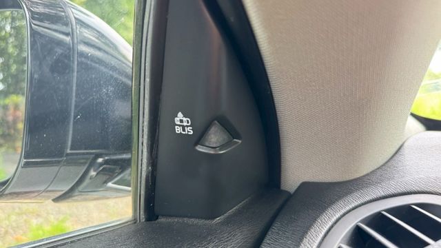 VOLVO V40/跟車系統/倒車顯影/全景天窗/電動記憶座椅/盲點偵測/電動後視鏡/摸門  第9張相片