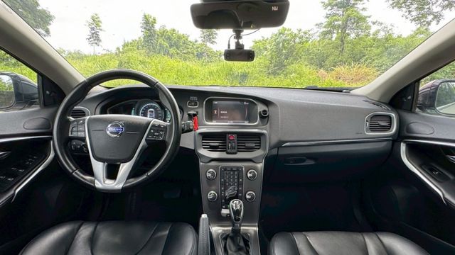 VOLVO V40/跟車系統/倒車顯影/全景天窗/電動記憶座椅/盲點偵測/電動後視鏡/摸門  第11張相片