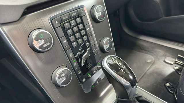 VOLVO V40/跟車系統/倒車顯影/全景天窗/電動記憶座椅/盲點偵測/電動後視鏡/摸門  第13張相片