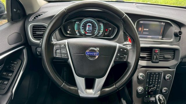 VOLVO V40/跟車系統/倒車顯影/全景天窗/電動記憶座椅/盲點偵測/電動後視鏡/摸門  第14張相片