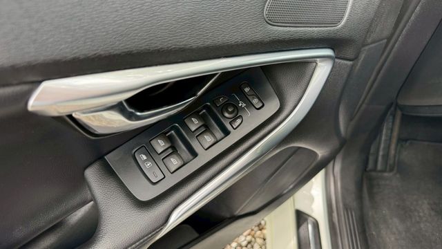 VOLVO V40/跟車系統/倒車顯影/全景天窗/電動記憶座椅/盲點偵測/電動後視鏡/摸門  第15張相片