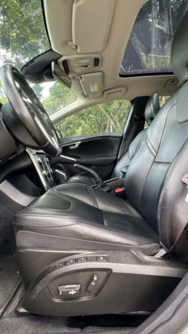 VOLVO V40/跟車系統/倒車顯影/全景天窗/電動記憶座椅/盲點偵測/電動後視鏡/摸門  第17張相片