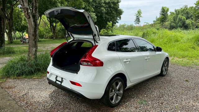 VOLVO V40/跟車系統/倒車顯影/全景天窗/電動記憶座椅/盲點偵測/電動後視鏡/摸門  第20張相片