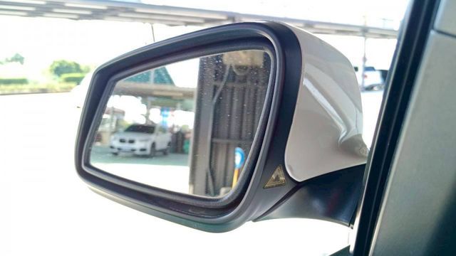 BMW 528i/I-KEY/倒車顯影/盲點偵測/天窗/雙前電動座椅/怠速熄火/雙前加熱座椅/定速  第9張相片