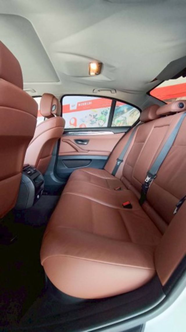 BMW 528i/I-KEY/倒車顯影/盲點偵測/天窗/雙前電動座椅/怠速熄火/雙前加熱座椅/定速  第19張相片