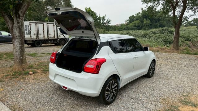 SUZUKI SWIFT/I-KEY/跟車系統/倒車顯影/怠速熄火/循跡防滑/盲點偵測/自動緊急煞車系統  第19張相片
