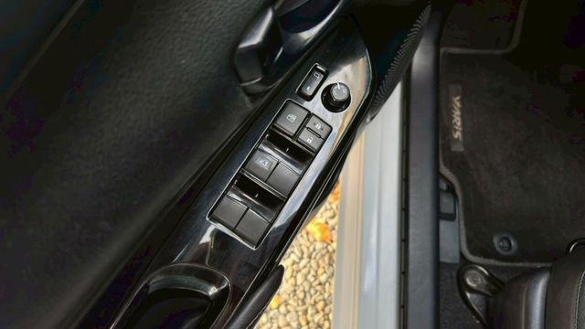 TOYOTA YARIS/循跡防滑/電動後視鏡/日行燈  第13張相片