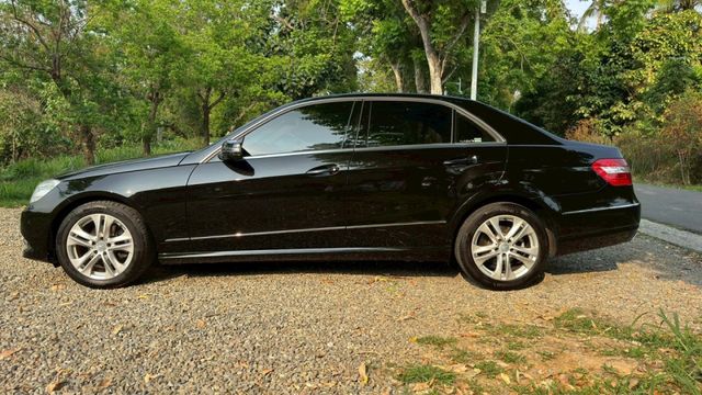 BENZ E200/倒車顯影/雙前電動座椅/天窗/雙區恆溫空調  第8張相片