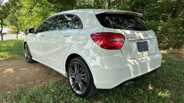BENZ A200/倒車顯影/雙前電動座椅/定速/全景天窗/恆溫空調/駕駛模式/換檔撥片  第7張相片
