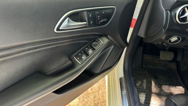 BENZ A200/倒車顯影/雙前電動座椅/定速/全景天窗/恆溫空調/駕駛模式/換檔撥片  第13張相片