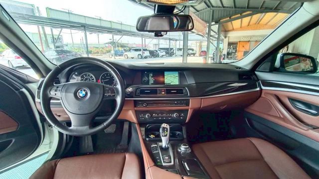 BMW 528i/I-KEY/倒車顯影/盲點偵測/天窗/雙前電動座椅/怠速熄火/雙前加熱座椅/定速  第11張相片