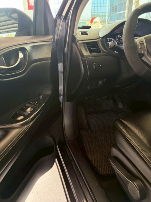NISSAN Tiida/代步車/五門掀背小車  第10張相片