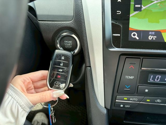 TOYOTA CAMRY/一鍵啟動/倒車顯影/定速/導航  第14張相片