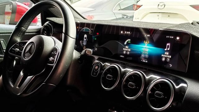 BENZ A200/倒車顯影/原鈑件/定速/雙10.25吋寬螢幕  第11張相片