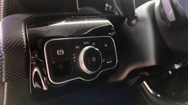 BENZ A200/倒車顯影/原鈑件/定速/雙10.25吋寬螢幕  第16張相片