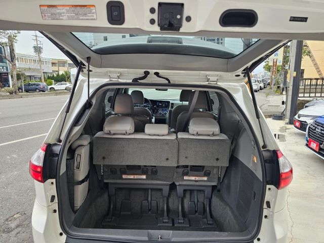 保證無事故車，無泡水車，有免鑰匙啟動，舒適大空間，第二排獨立座椅  第6張相片