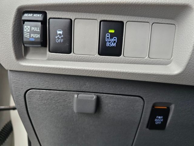 保證無事故車，無泡水車，有免鑰匙啟動，舒適大空間，第二排獨立座椅  第14張相片