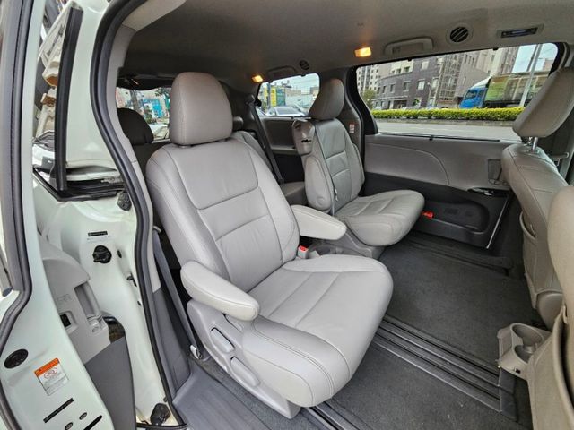 保證無事故車，無泡水車，有免鑰匙啟動，舒適大空間，第二排獨立座椅  第16張相片