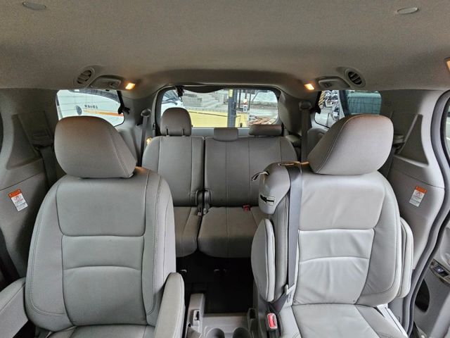 保證無事故車，無泡水車，有免鑰匙啟動，舒適大空間，第二排獨立座椅  第17張相片