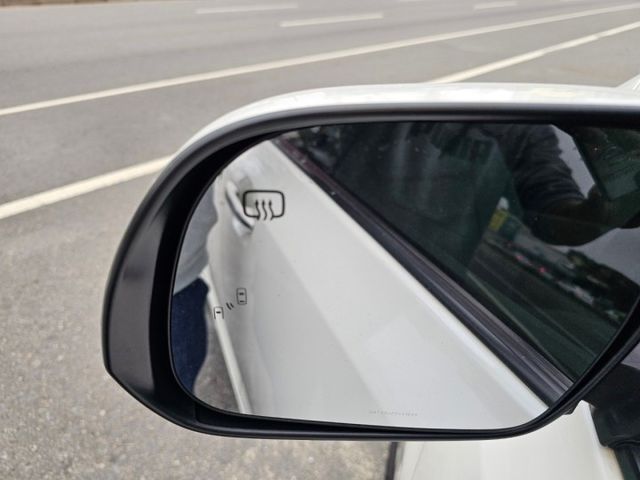 保證無事故車，無泡水車，有免鑰匙啟動，舒適大空間，第二排獨立座椅  第18張相片