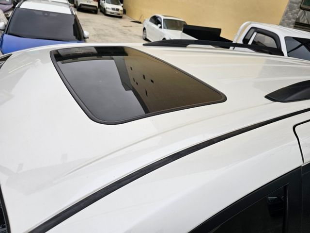 保證無事故車，無泡水車，有免鑰匙啟動，舒適大空間，第二排獨立座椅  第19張相片