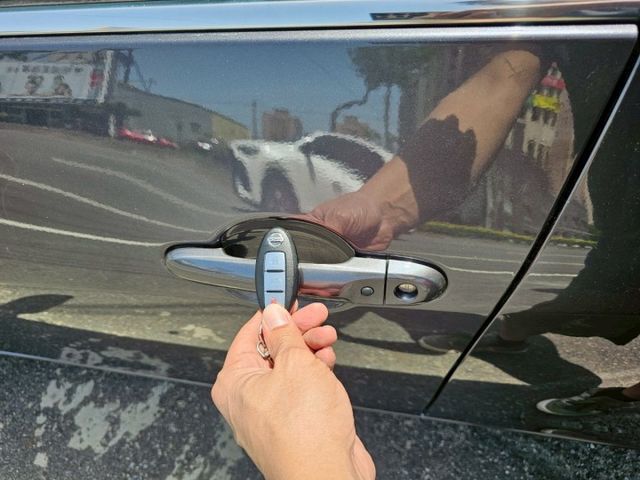 魔術大空間 最大的小車 原廠保養 I KEY 電摺 胎壓偵測 大螢幕主機 倒車雷達 雙區恆溫 方向盤控制鍵 後座出風口  第9張相片