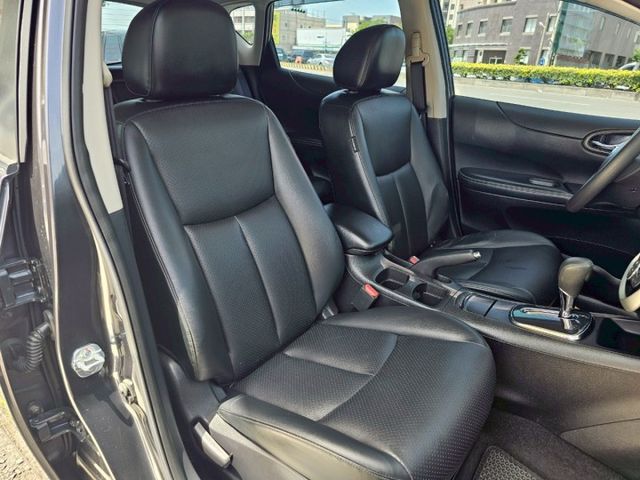 魔術大空間 最大的小車 原廠保養 I KEY 電摺 胎壓偵測 大螢幕主機 倒車雷達 雙區恆溫 方向盤控制鍵 後座出風口  第10張相片