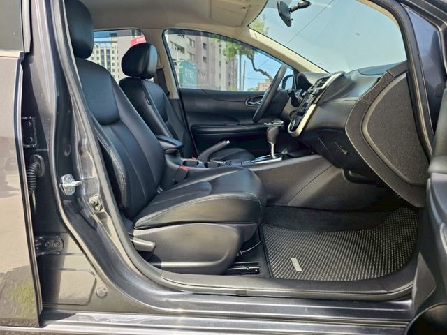 魔術大空間 最大的小車 原廠保養 I KEY 電摺 胎壓偵測 大螢幕主機 倒車雷達 雙區恆溫 方向盤控制鍵 後座出風口  第17張相片
