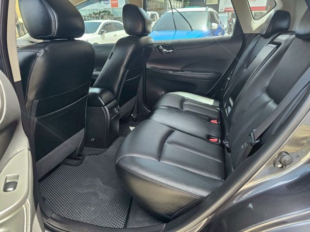 魔術大空間 最大的小車 原廠保養 I KEY 電摺 胎壓偵測 大螢幕主機 倒車雷達 雙區恆溫 方向盤控制鍵 後座出風口  第18張相片