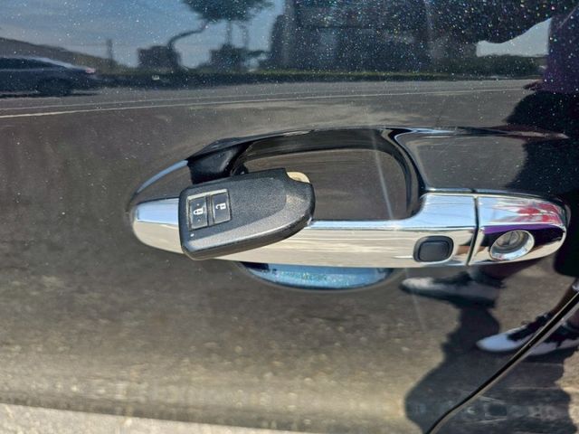 一手車 原鈑件 原廠保養 車美氣氛佳 省油好開省稅金好停車! I KEY 免鑰匙啟動 電摺後視鏡 恆溫空調 抬頭顯示器  第8張相片