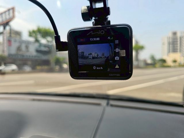 一手車 原鈑件 原廠保養 車美氣氛佳 省油好開省稅金好停車! I KEY 免鑰匙啟動 電摺後視鏡 恆溫空調 抬頭顯示器  第13張相片
