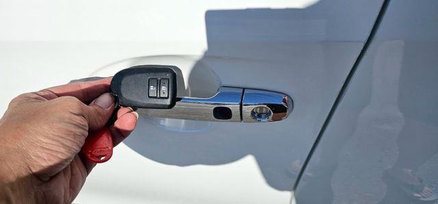 原廠保養 正一手女用車 i key免鑰匙啟動 電摺後視鏡 多功能原廠大螢幕影音 導航 電視 藍芽 倒車顯影 兒童安全鎖  第9張相片