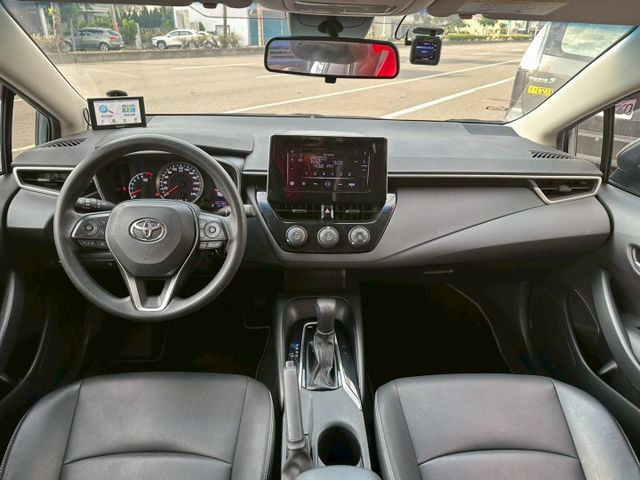 全車原鈑件 內外還有新車的味道 配備定速 自動跟車系統 胎壓偵測 巡跡防滑系統 sport模式 方向盤控制鍵 兒童安全鎖  第8張相片