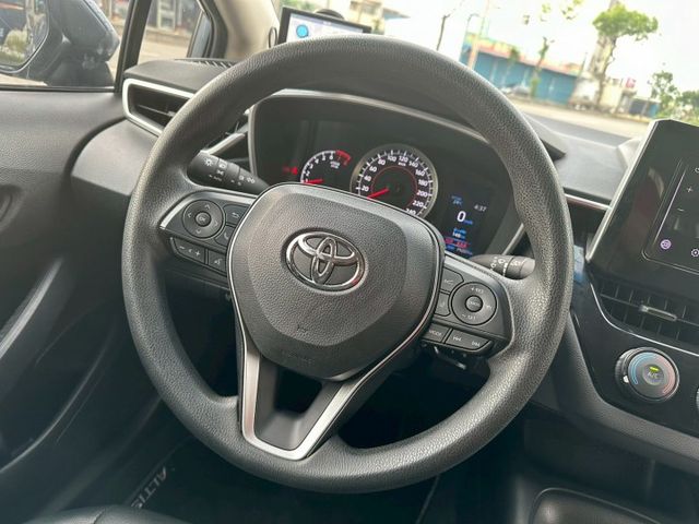 全車原鈑件 內外還有新車的味道 配備定速 自動跟車系統 胎壓偵測 巡跡防滑系統 sport模式 方向盤控制鍵 兒童安全鎖  第13張相片