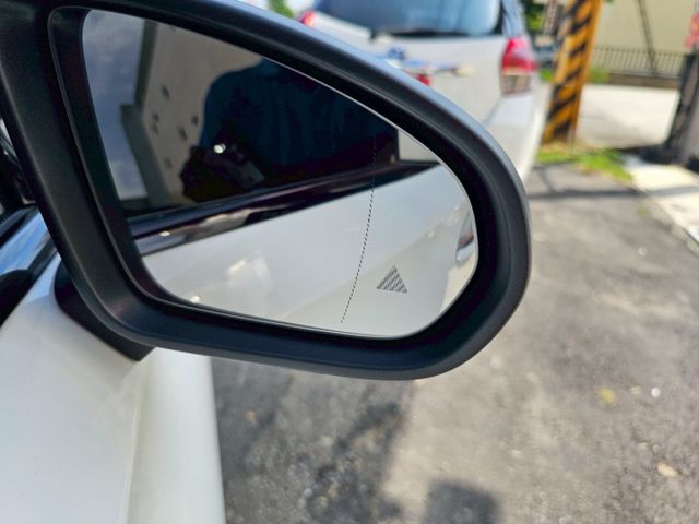 小改款一手女用車 I KEY摸門解鎖 一體成型液晶顯示器 眾多配備不及備載 來看了就想買!  第6張相片