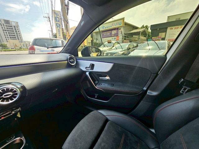 小改款一手女用車 I KEY摸門解鎖 一體成型液晶顯示器 眾多配備不及備載 來看了就想買!  第14張相片